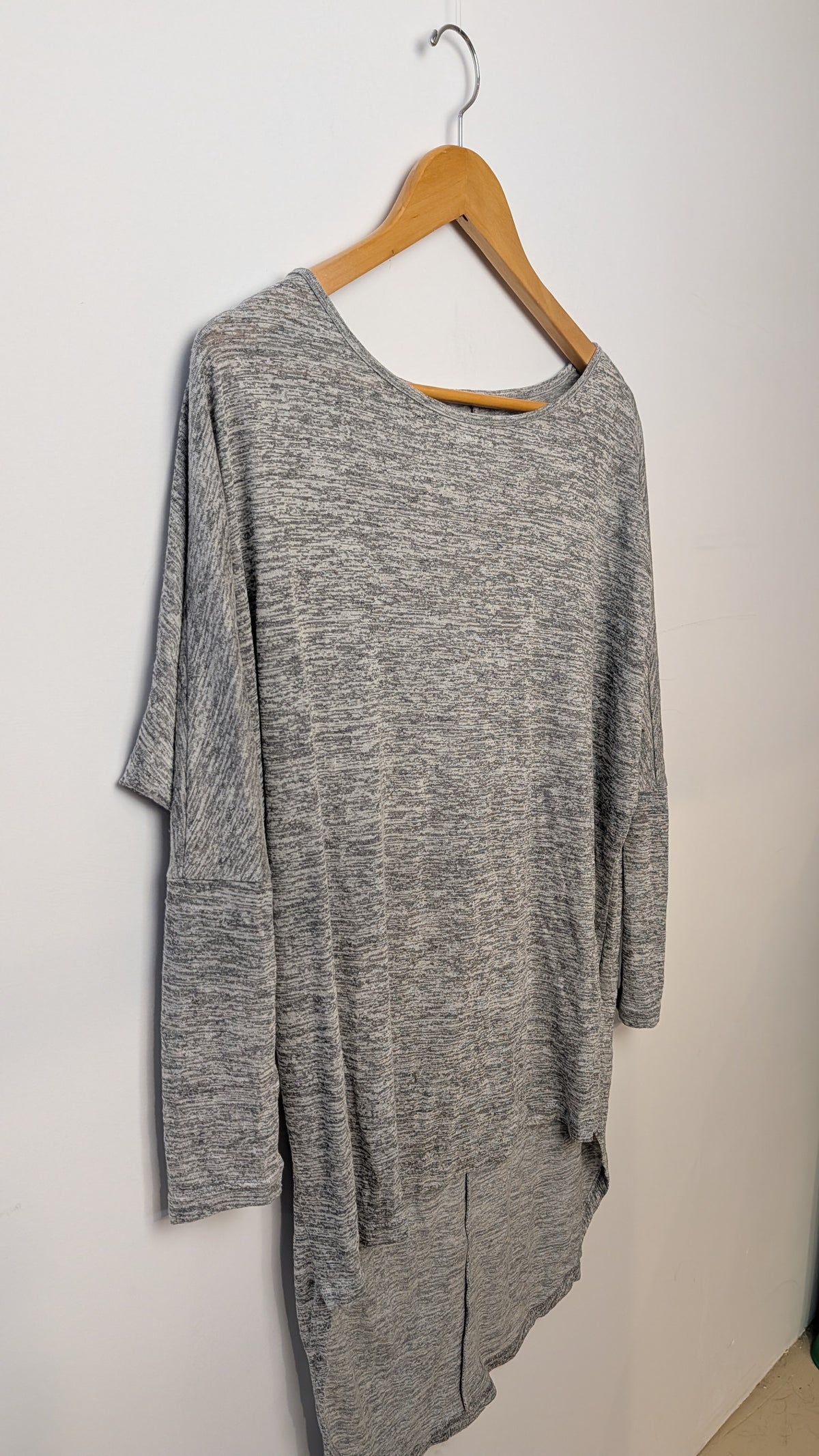 Sweater / Top – V-neck with knots
