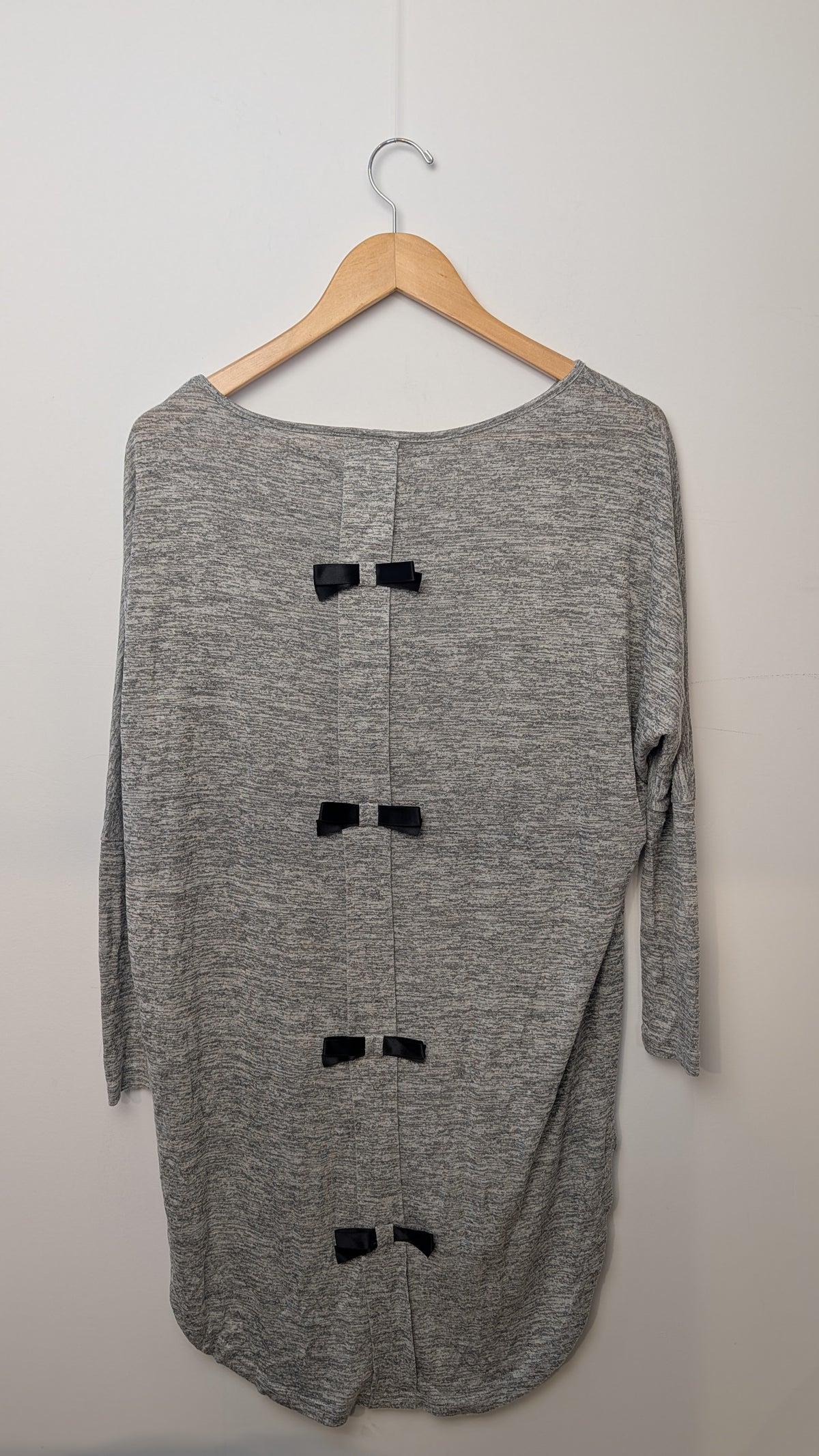 Sweater / Top – V-neck with knots