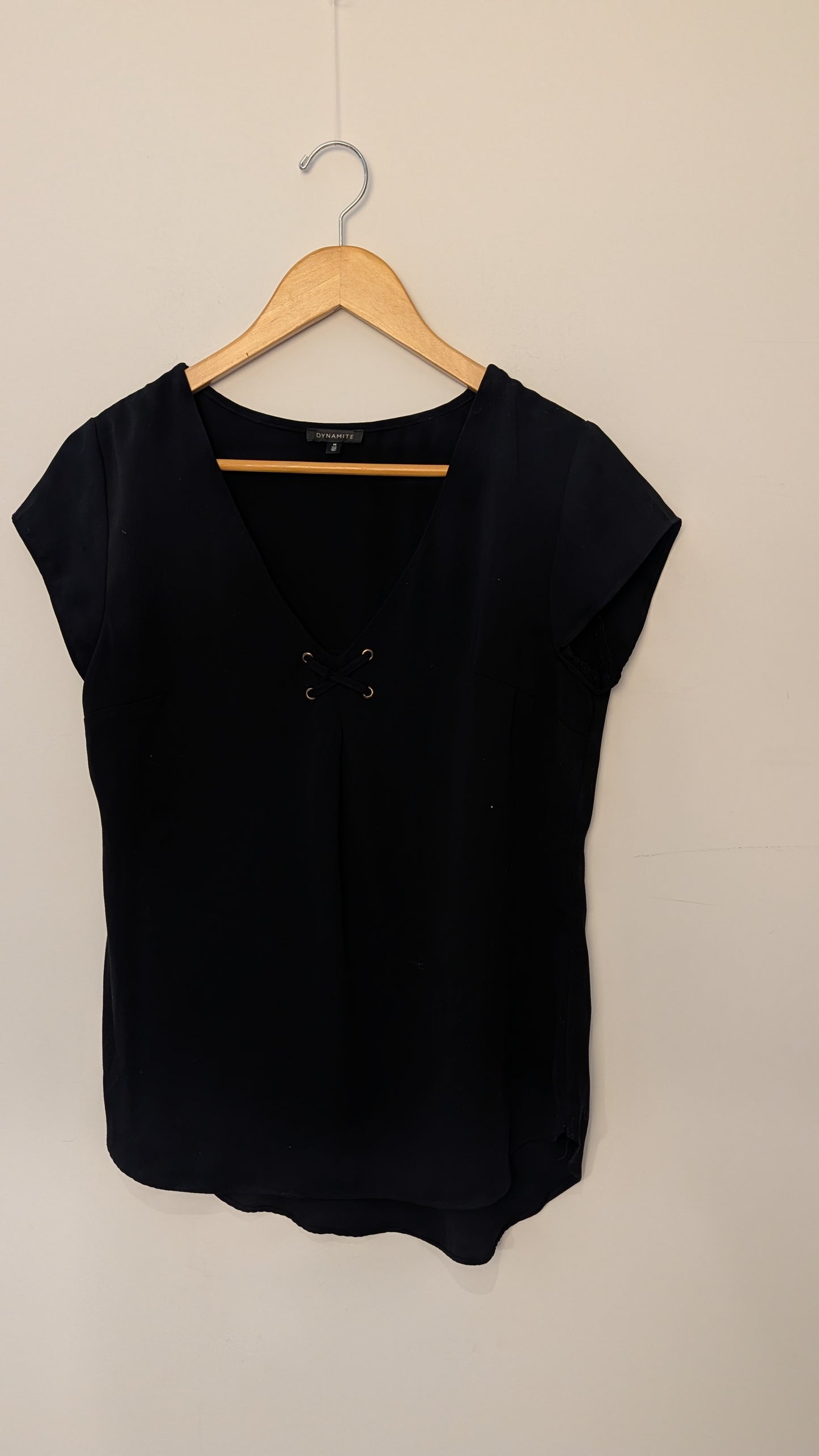 Haut à col en V – Dynamite (Noir)