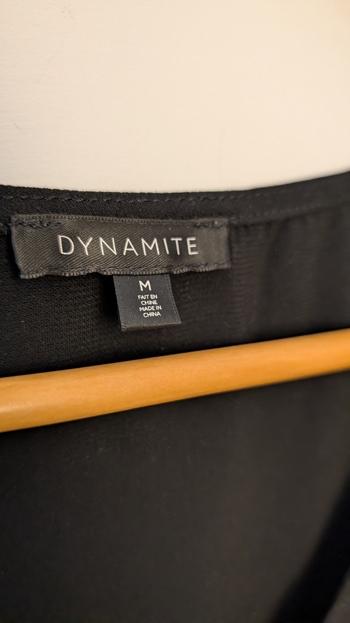 Haut à col en V – Dynamite (Noir)