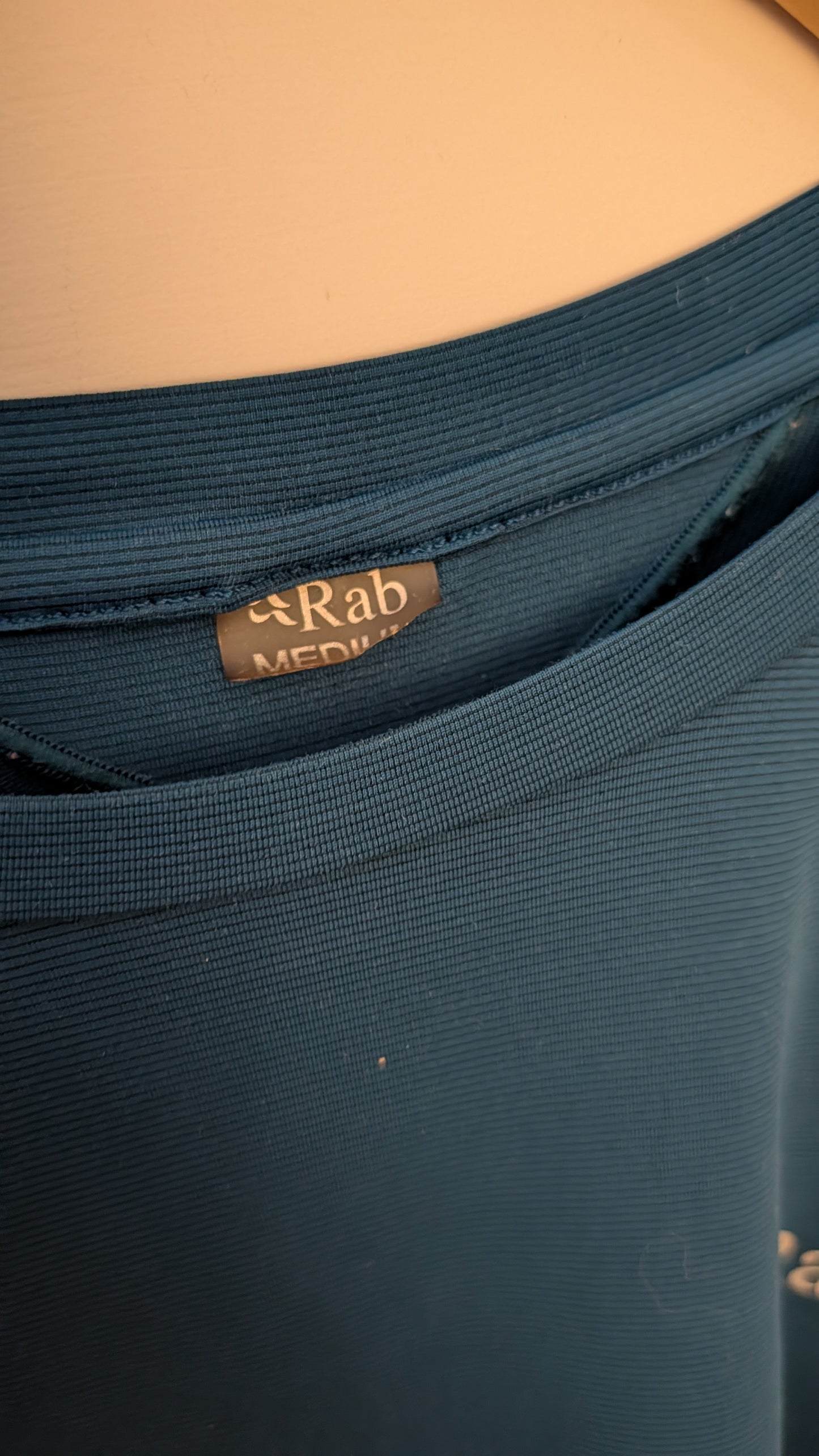T-shirt Technique – Rab (Bleu Pétrole ou rouge cerise)