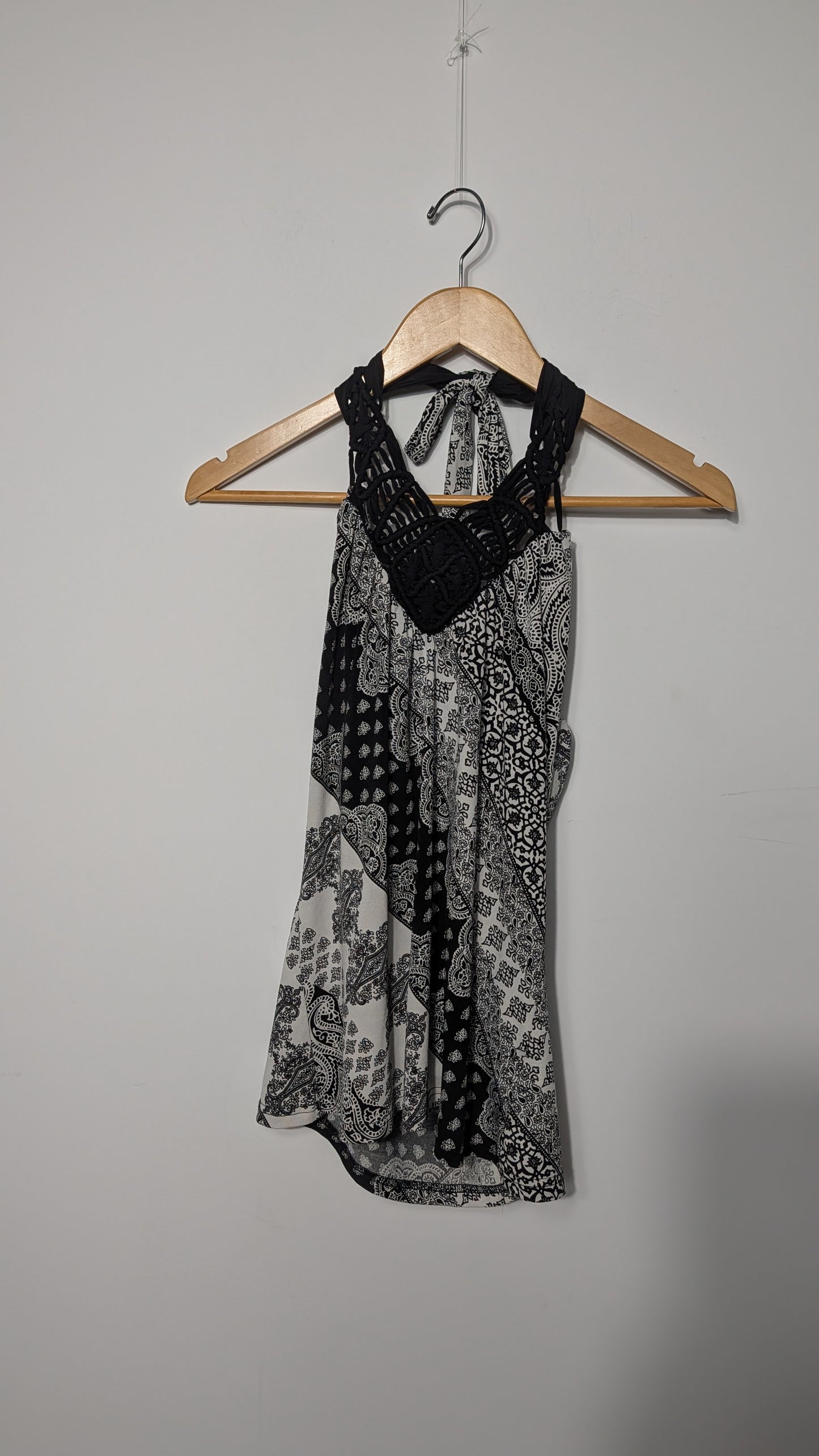 Haut licou à motifs Paisley – Le Château (Noir et Blanc)