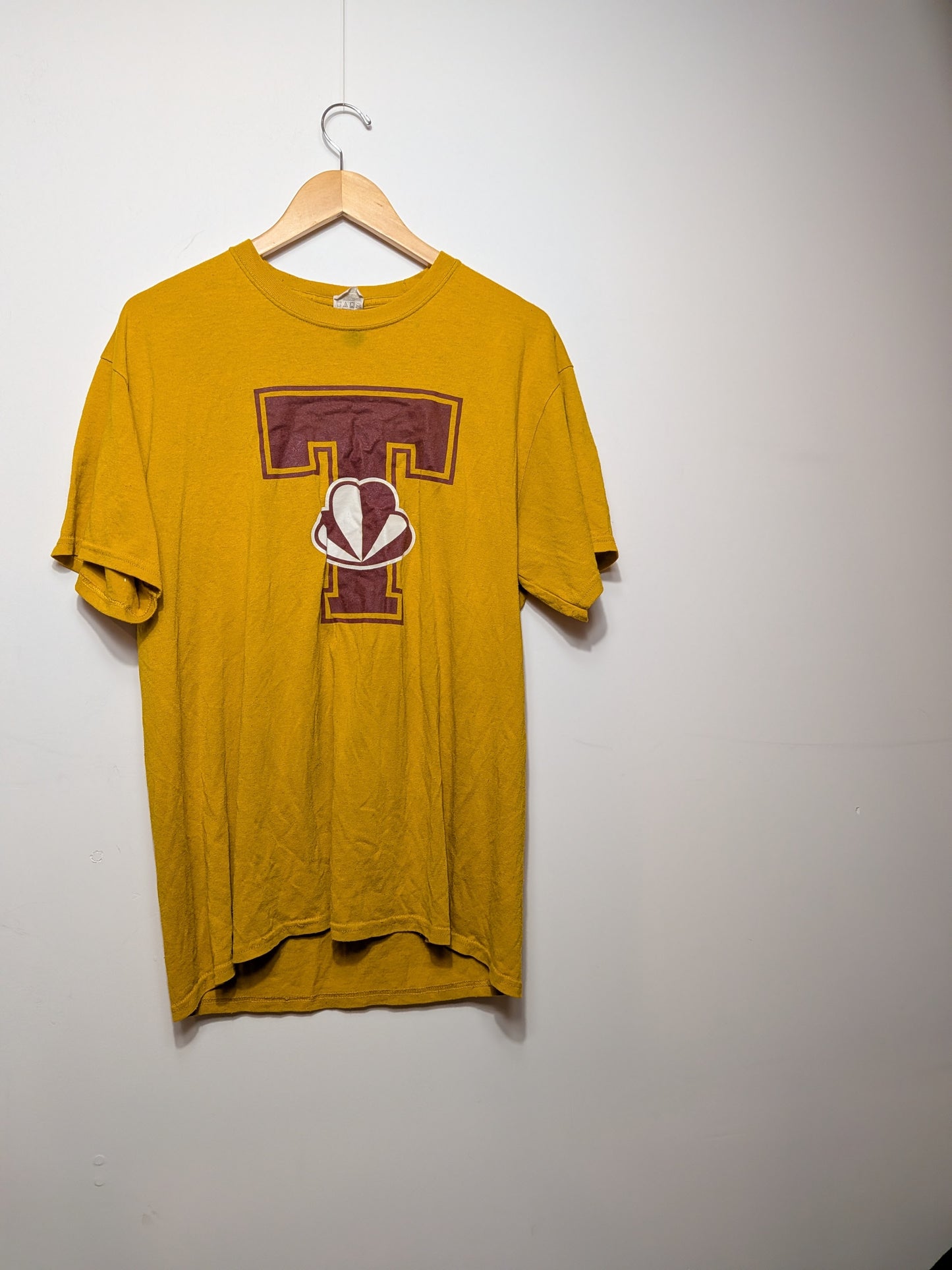 T-shirt jaune moutarde graphique TRIOLET - ATC - L