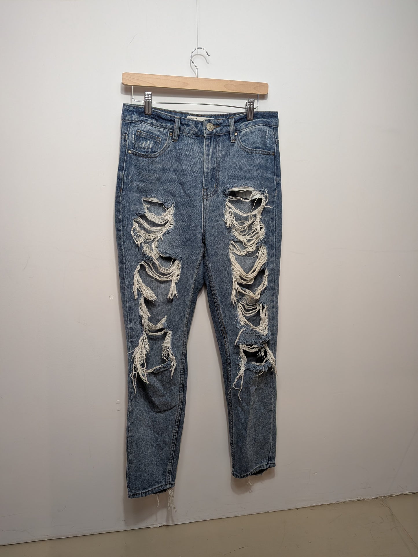 Jeans Mom bleu très déchiré - refuge DENIM - 05
