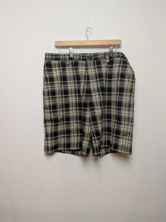 IZOD Bermuda chino carreaux écossais jaune et noir Golf 36
