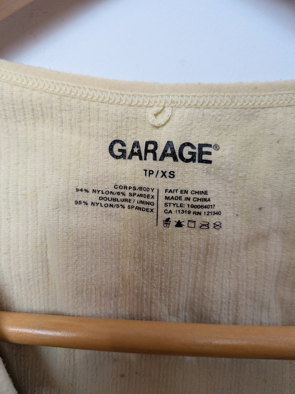 Garage Haut court côtelé jaune beurre décolleté V Y2K TP/XS